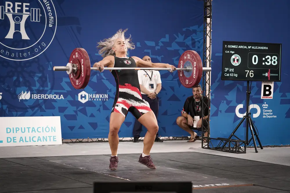 Atleta en el segundo tirón de un levantamiento